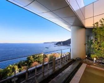 Kkr Hotel Atami - Atami - Balcony