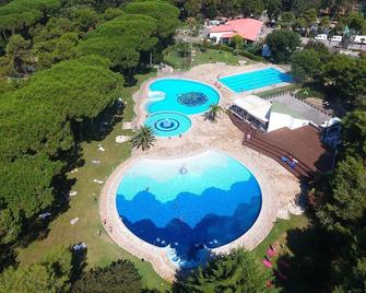 Belvilla By OYO Baia Domizia Villaggio Camping I3 - Baia Domizia - Piscina