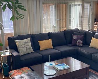 #1 Rated Deluxe Hampton Estate: Pickleball, Tennis, H Pool, 7 Bdrm Videos! - Westhampton - Living room