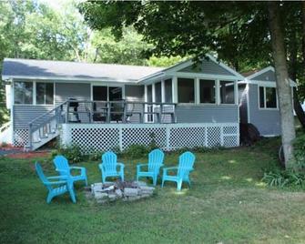 Spacious, 2-Bedroom Home on the Golf Course! - Ossipee - Patio