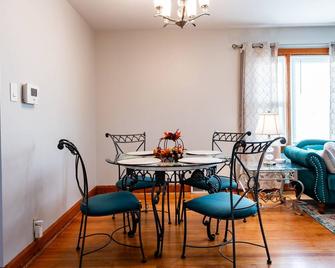 Relax, min from Louisville, Pet friendly, Entire house- fenced in backyard. - New Albany - Restaurant