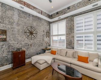 Luxury Downtown Knoxville Condo 20ft Ceilings, Smart TVs, Walk to Dining, Stadiums Historic Theaters - Knoxville - Living room