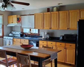 Romantic Waterfront Cottage with Amazing Sunsets - Tilghman Island - Cocina
