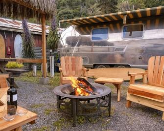 Cowabunga - A luxury Airstream trailer just minutes from our private dock in the harbor and beach - Fort Bragg - Patio