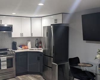 Modern Unit in Paerdegat/Canarsie section of Brooklyn - Brooklyn - Cocina