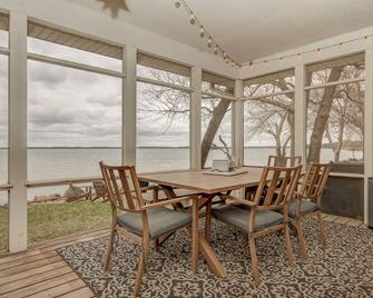 Enjoy a Cabin Getaway on the North Shore of Big Spirit Lake - Spirit Lake - Comedor