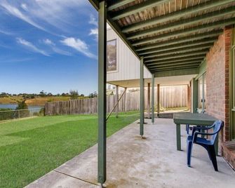 The Point - Spacious Waterfront Escape - Lakes Entrance - Balcone
