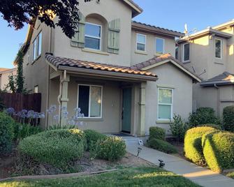 Charming house in enjoyable Sacramento with WiFi, AC,Close to Airport - Sacramento - Building