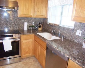 Monterey Bay's peaceful escape - Seaside - Kitchen