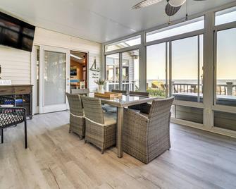 Great Lake Erie Getaway w/ Hot Tub & Private Beach - Monroe - Eetruimte