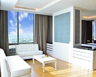 Platinum Hotel & Convention Hall Balikpapan - Balikpapan - Huiskamer