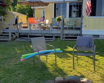 Book for summer! Lakefront cottage just steps from Mullett Lake w/kayaks - Topinabee - Patio