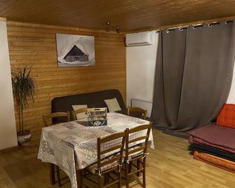 Apparently in renovated farmhouse close to ski resorts - Châtillon-sur-Cluses - Comedor