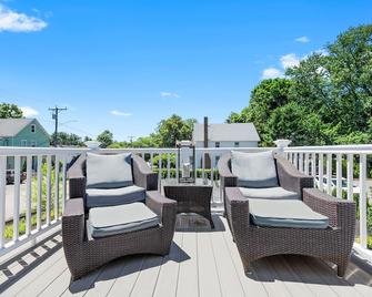 Luxury Mystic Apartment “0.8 miles from downtown mystic” - Mystic - Balcony