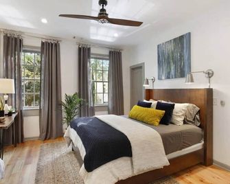 Luxe Duplex with Heated Pool | Near River St - Savannah - Bedroom