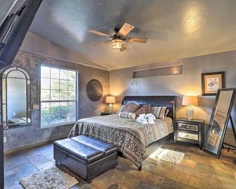 Tucson Home with Porch and Lavish Yard, Near Trails - Tucson - Habitación