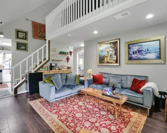 Cozy Bavarian Style Cottage - Coldspring - Living room