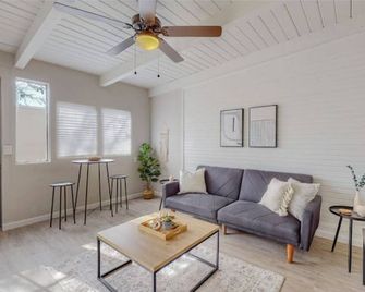 Remodeled Courtyard Apt w/King Bed, In-Unit W&D - Albuquerque