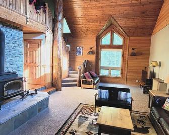 Private Cabin on Beautiful River! Enjoy the popular Paiute ATV Trail. - Marysvale - Living room