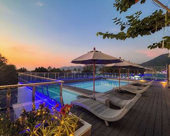 Clarian Hotel Beach Patong - Phuket - Pool