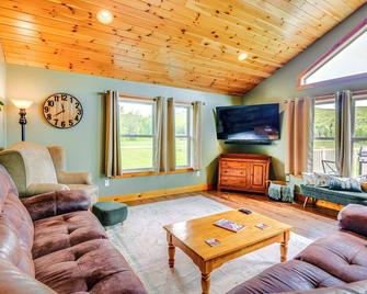 Mtn-View Home 6 Mi to Jay Peak Resort: Fish & Hike - Montgomery Center - Living room
