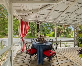 Historic Walkable Downtown Boat Parking Fire Pit - Cedar Key - Patio