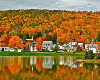 Nook apartment with small deck and lake view - Smethport - Outdoors view