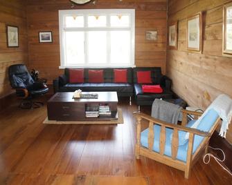 Character Plus - Beside the Village in Raglan - Raglan - Living room