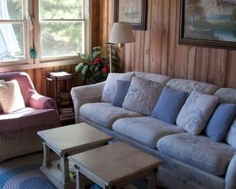A Maine Seacoast Vacation Cottage - Tenants Harbor - Living room