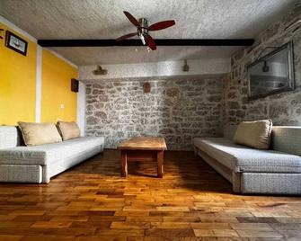 Comfortable apartment in Betina, 52 m², air-conditioned - Betina - Living room