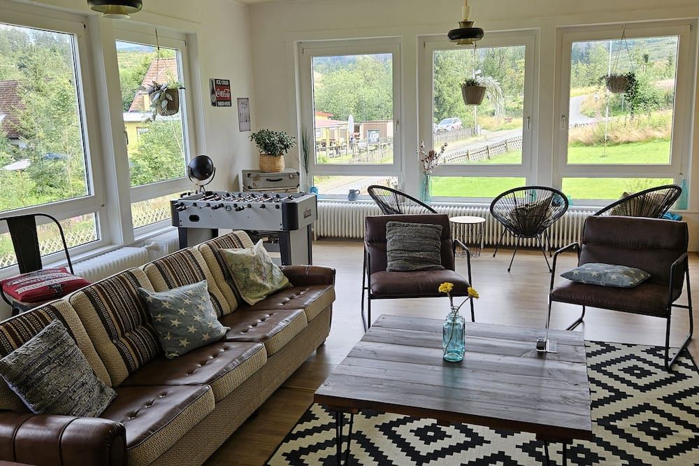World Lodge with unique, city-inspired rooms, located by the forest - Altenau (Niedersachsen) - Wohnzimmer