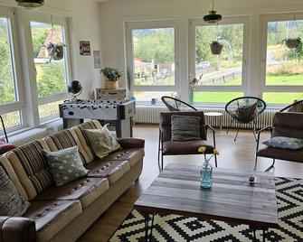 World Lodge with unique, city-inspired rooms, located by the forest - Altenau (Niedersachsen) - Huiskamer