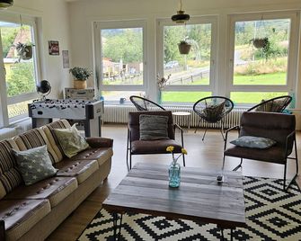 World Lodge with unique, city-inspired rooms, located by the forest - Altenau (Niedersachsen) - Wohnzimmer