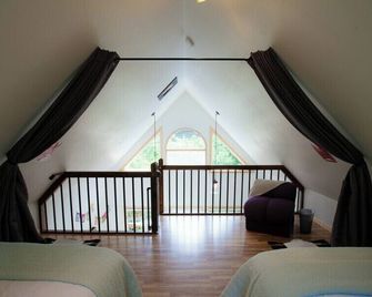 Privately situated amongst the peaceful trees, just a short walk to Lost Creek! - Bear Creek - Bedroom