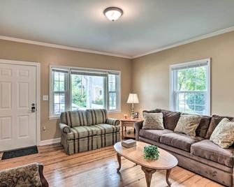 Cozy Greenville Bungalow about 2 Mi to Downtown! - Greenville - Sala de estar