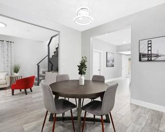 Tasteful oasis in old Roseville - Roseville - Dining room