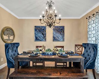 The Levi Gin - Luxury Vintage Retreat - Lorena - Dining room