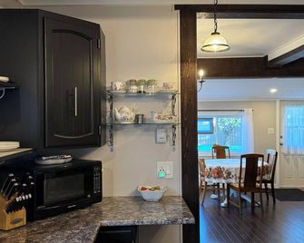 Cozy, private cottage, within city limits of Castelgar - Castlegar - Kitchen