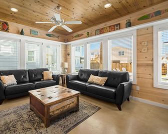Coastal Chic Cottage w/ View of Community Pool! - Port Aransas - Living room