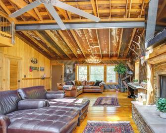 Serene Pacific Getaway Deck, Grill and Fire Pit! - Pacific - Living room