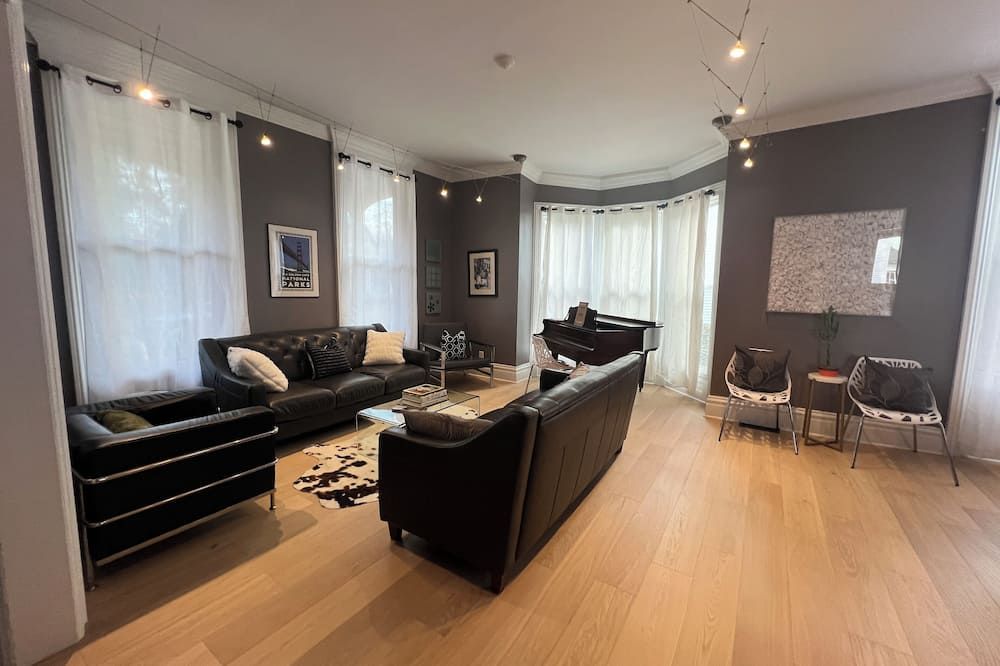4 Bdrm Modern Victorian with Tree House and playground - Troy - Living room