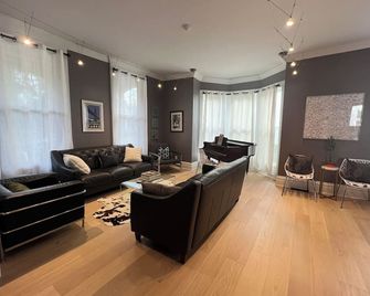 4 Bdrm Modern Victorian with Tree House and playground - Troy - Living room