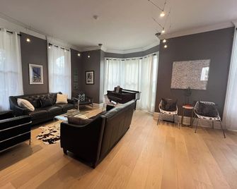 4 Bdrm Modern Victorian with Tree House and playground - Troy - Living room