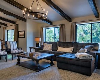 Na Hoku Ranch | Escape to Views, Starry Nights and Fire Pit! - Atascadero - Living room