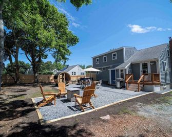 Yarmouth Beach House: Hot Tub, Sauna & Fire Pit! - Yarmouth - Patio