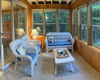 Charming Private Cottage on Lake Vermilion - Cook - Living room