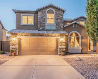 Cleanest three bedroom home in Surprise! - Surprise - Building