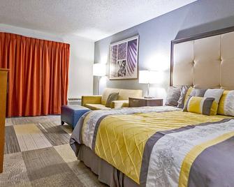 Coratel Inn by Jasper Iowa Fairfield - Comfort 1 King Suites with Sofa Bed NS - Fairfield