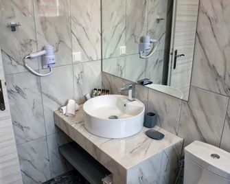 Theros Villas & Suites - Chrisi Ammoudia - Baño