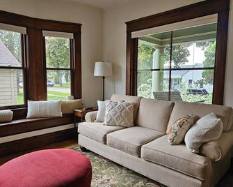 Historic home in downtown De Pere, sleeps 10 - De Pere - Living room